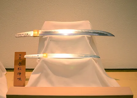 於加賀國 山口清房作之 脇指(上)吉備国伸咲作之 短刀(下)